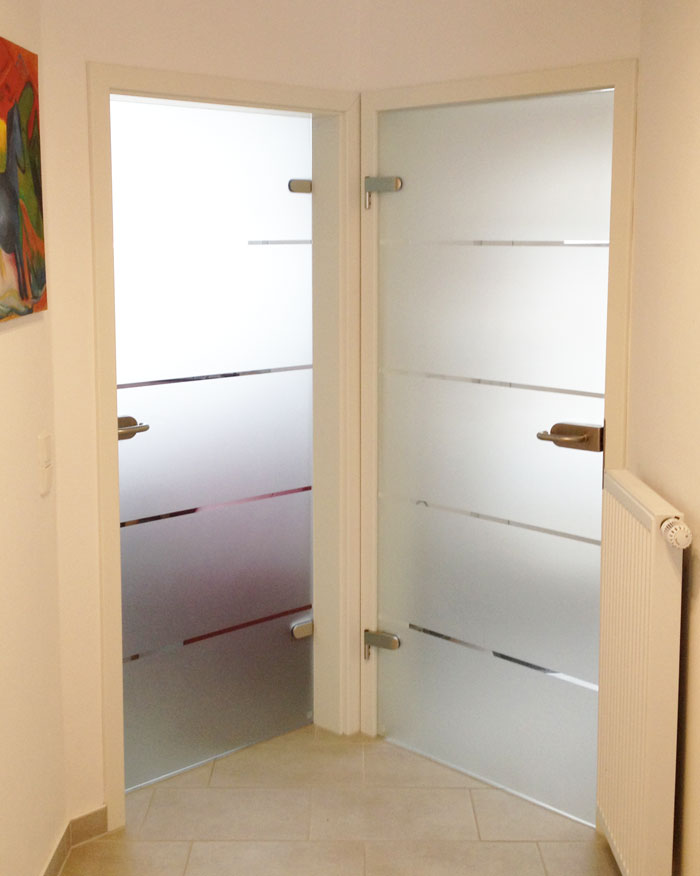 Exklusive Glasschiebetür mit eleganter Linienführung