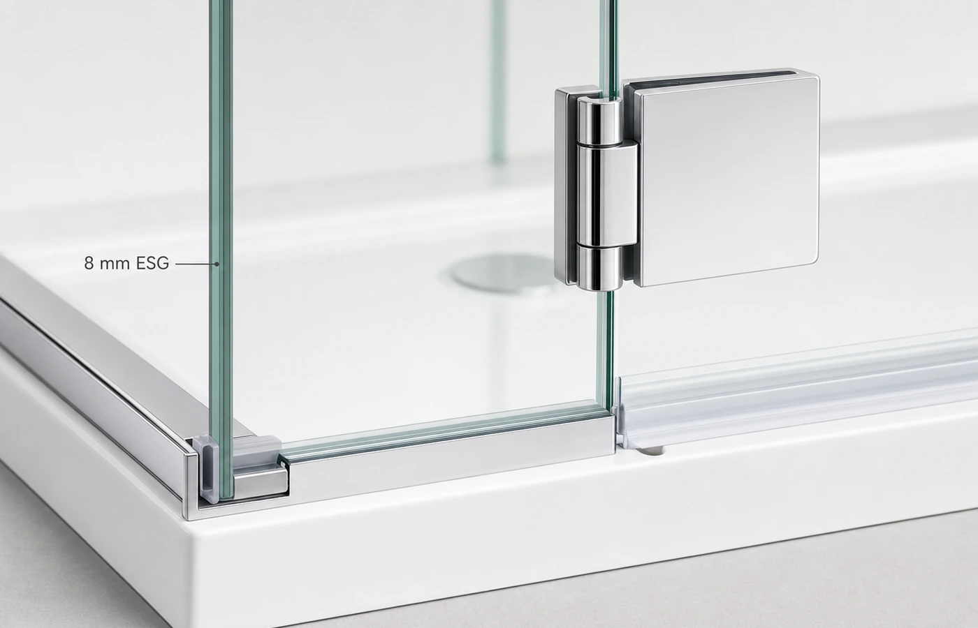 Glaskante und Materialstärke an einer technischen Duschglas-Detailansicht