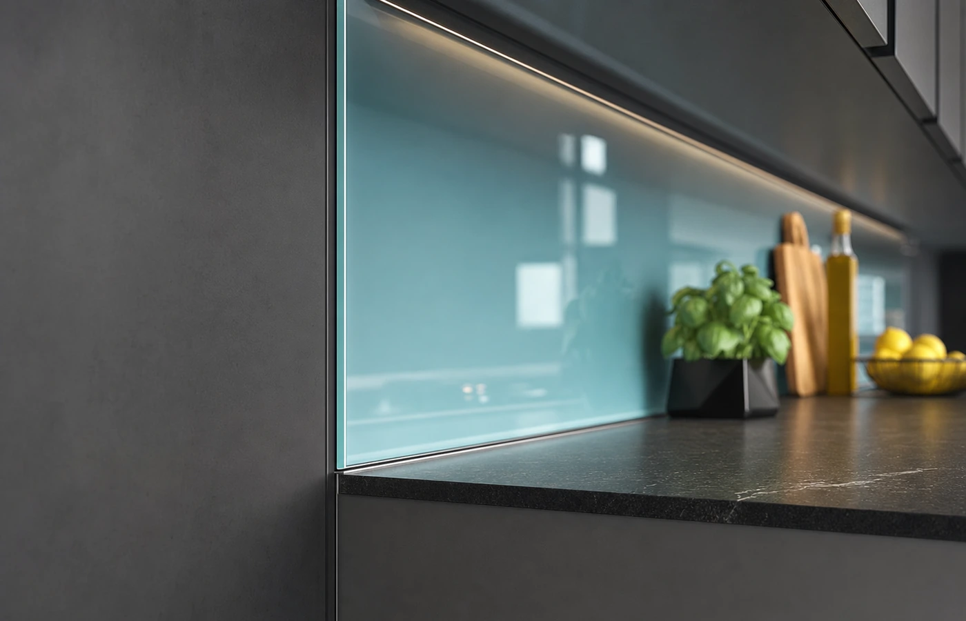 Nahaufnahme der Einbaufuge zwischen Glas-K&uuml;chenr&uuml;ckwand und angrenzenden Bauteilen