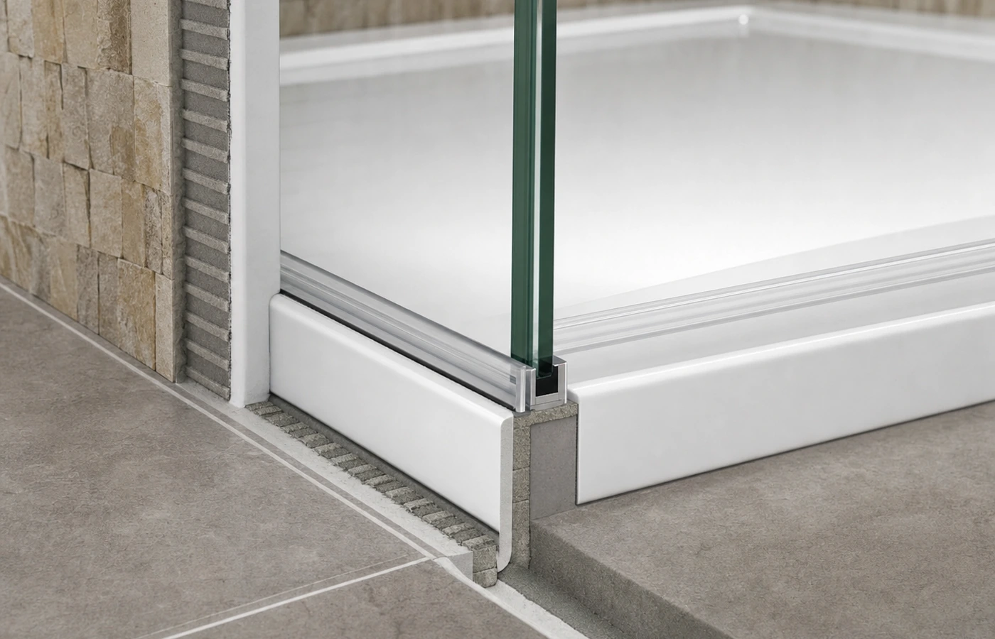Detail des Bodenanschlusses und der Feuchtezone – veranschaulicht an einer Walk-in-Duschwand